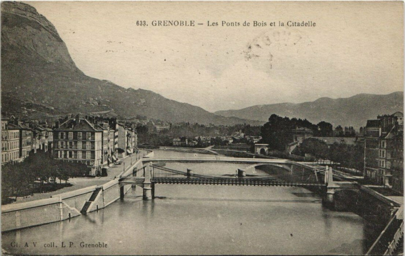 Carte postale ancienne Grenoble Les Ponts de Bois et la Citadelle à Grenoble