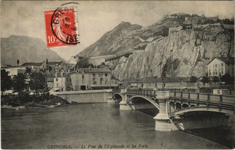 Carte postale ancienne Grenoble Le Pont de l'Esplanade et les Forts à Grenoble