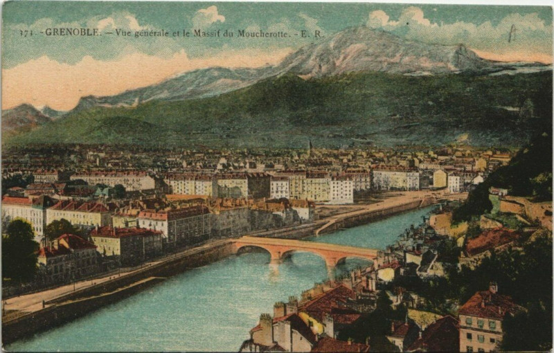 Carte postale ancienne Grenoble Vue générale et le Massif du Moucherotte à Grenoble