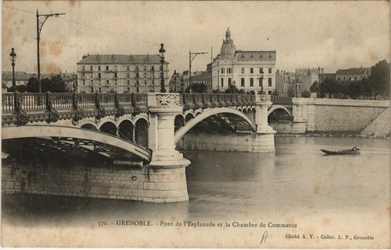 Carte postale ancienne Grenoble Pont de l'Esplanade et la Chambre de Commerce à Grenoble