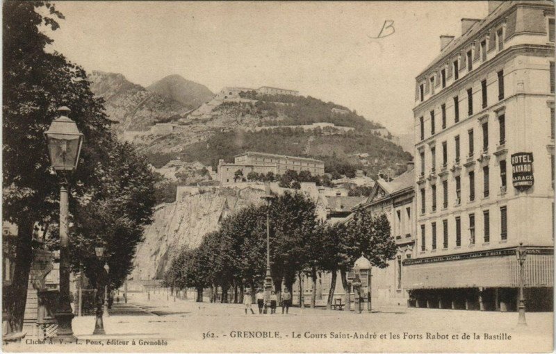 Carte postale ancienne Grenoble Le Cours Saint-Andre et les Forts Rabot à Grenoble