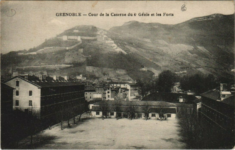 Carte postale ancienne Grenoble Cour de la Caserne du 4e Genie et les Forts à Grenoble