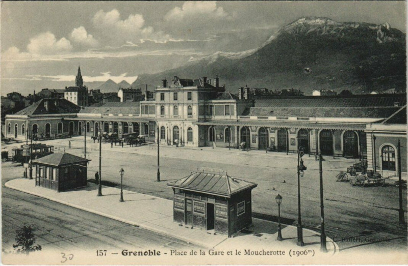 Carte postale ancienne Grenoble Place de la Gare et le Moucherotte à Grenoble