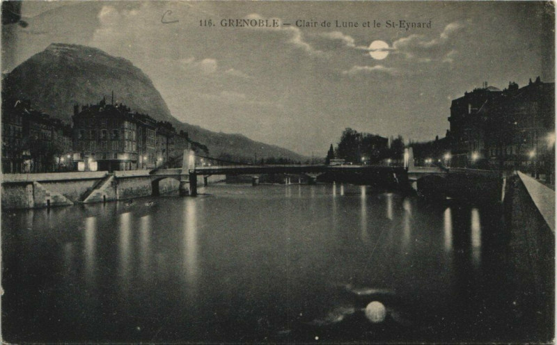 Carte postale ancienne Grenoble Clair de Lune et le Saint-Eynard à Grenoble