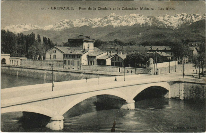 Carte postale ancienne Grenoble Pont de la Citadelle et le Colombier Militaire à Grenoble