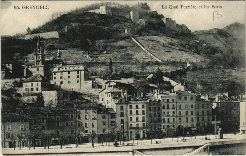 Carte postale ancienne Grenoble Le Quai Perriere et les Forts à Grenoble