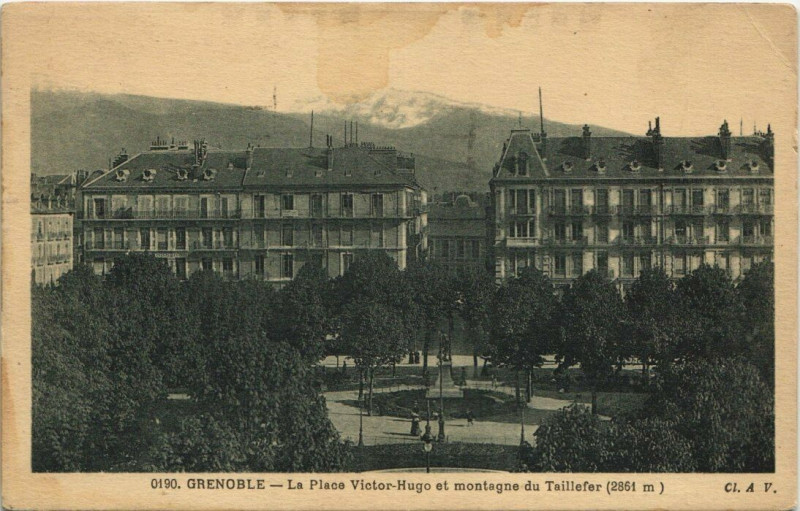 Carte postale ancienne Grenoble La Place Victor-Hugo et montagne du Taillefer à Grenoble