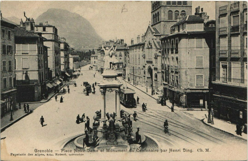 Carte postale ancienne Grenoble Place N.-D. et Monument du Centenaire à Grenoble