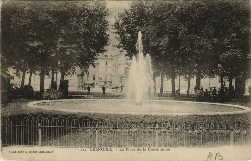 Carte postale ancienne Grenoble La Place de la Constitution à Grenoble