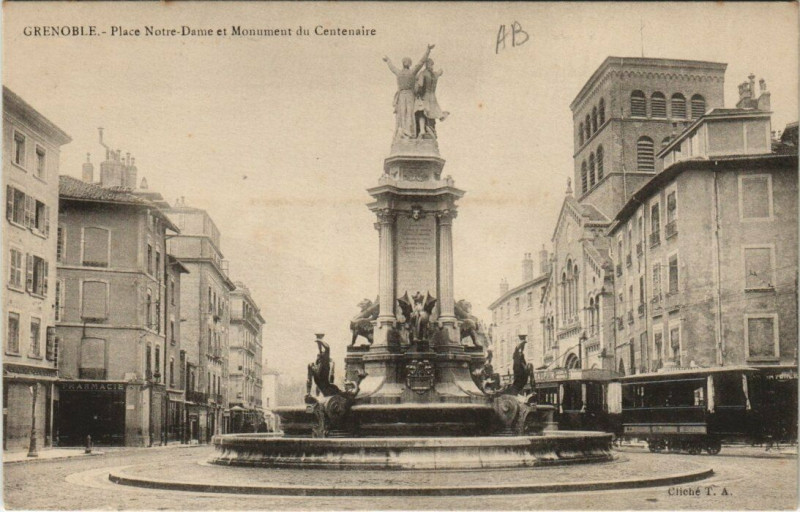 Carte postale ancienne Grenoble Place N.-D. et Monument du Centenaire à Grenoble