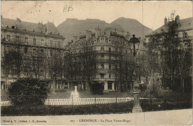 Carte postale ancienne Grenoble La Place Victor-Hugo à Grenoble