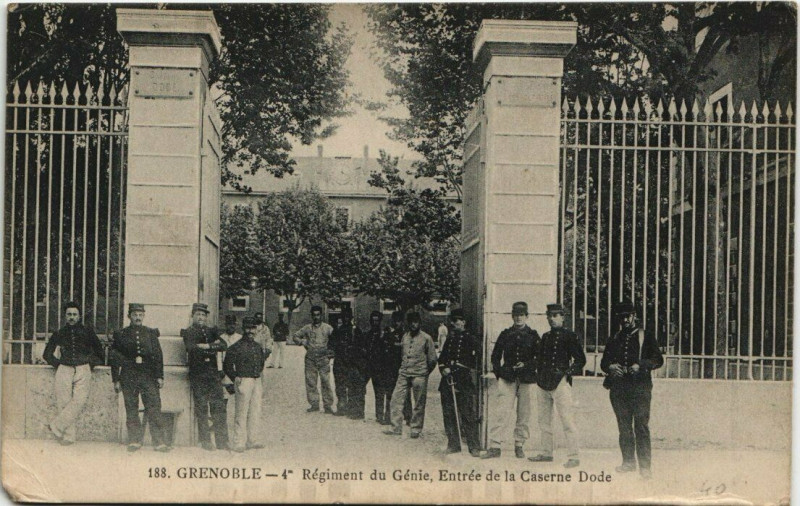 Carte postale ancienne Grenoble 4e Regiment du Génie Entrée de la Caserne Dode à Grenoble