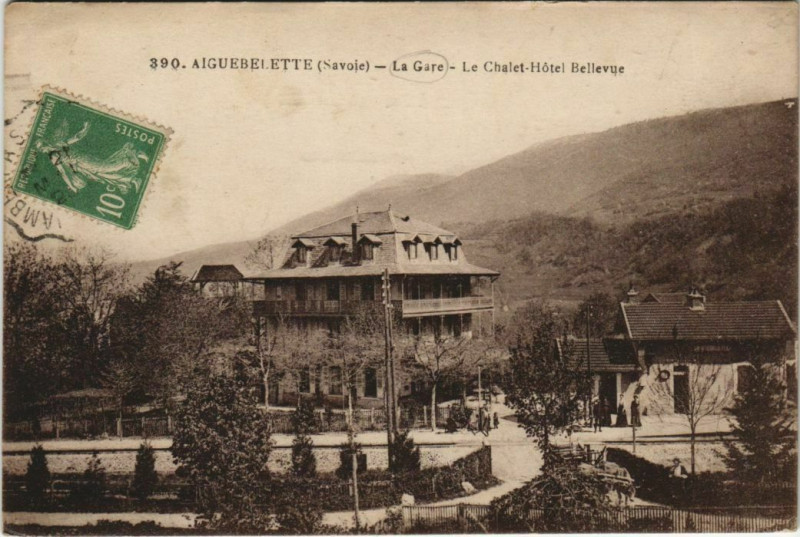 Carte postale ancienne Aigubelette La Gare - Le Chalet-Hotel Bellevue