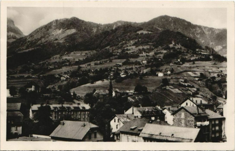 Carte postale ancienne Ugine Ugine-Ville - Les Charmettes et le Mont-Charvin à Ugine