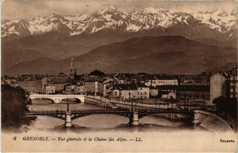Carte postale ancienne Grenoble - Vue générale et la Chaine des Alpes à Grenoble