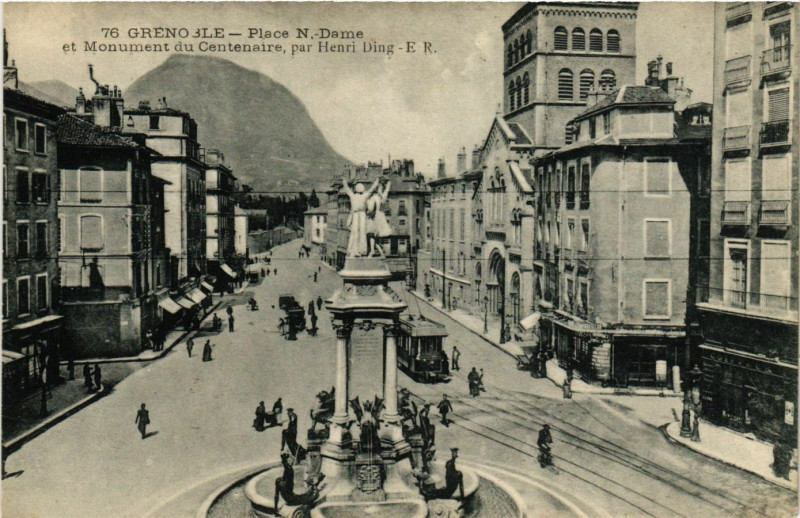 Carte postale ancienne Grenoble - Place N.-Dame et Mon. du Centenaire par Henri Ding à Grenoble