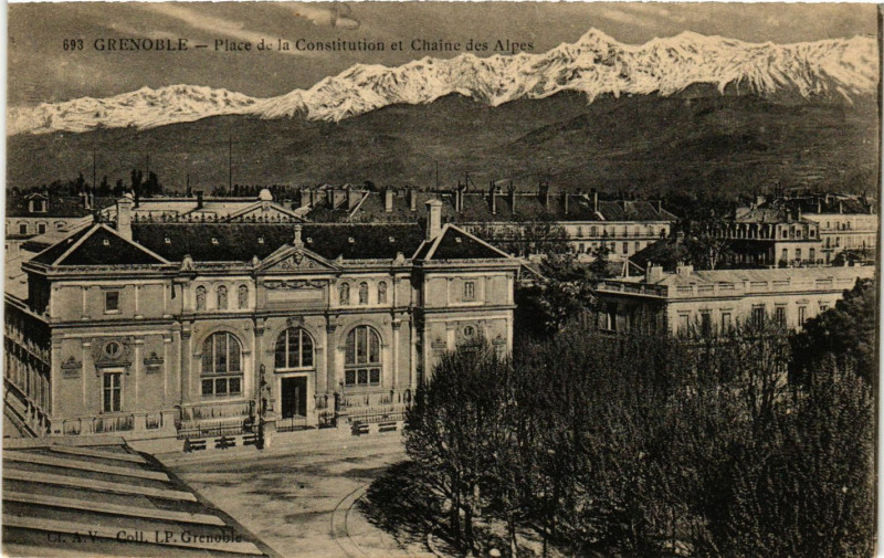 Carte postale ancienne Grenoble - Place de la Constitution et Chaine des Alpes à Grenoble