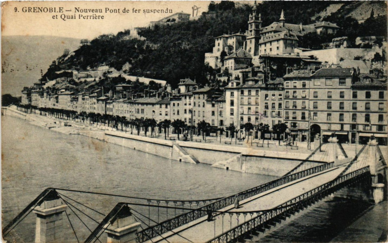 Carte postale ancienne Grenoble - Nouveau Pont de fer suspendu et Quai Perriere à Grenoble
