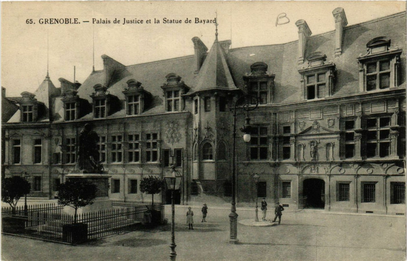 Carte postale ancienne Grenoble - Palais de Justice et la Statue de Bayard à Grenoble