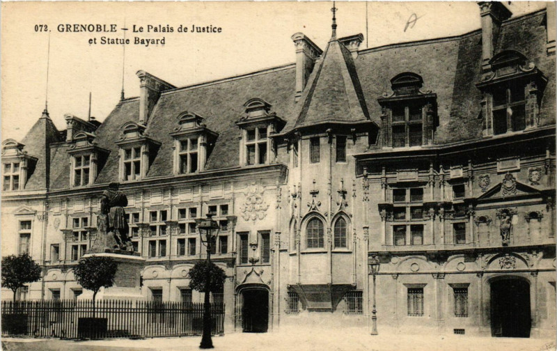 Carte postale ancienne Grenoble - Le Palais de Justice et Statue Bayard à Grenoble