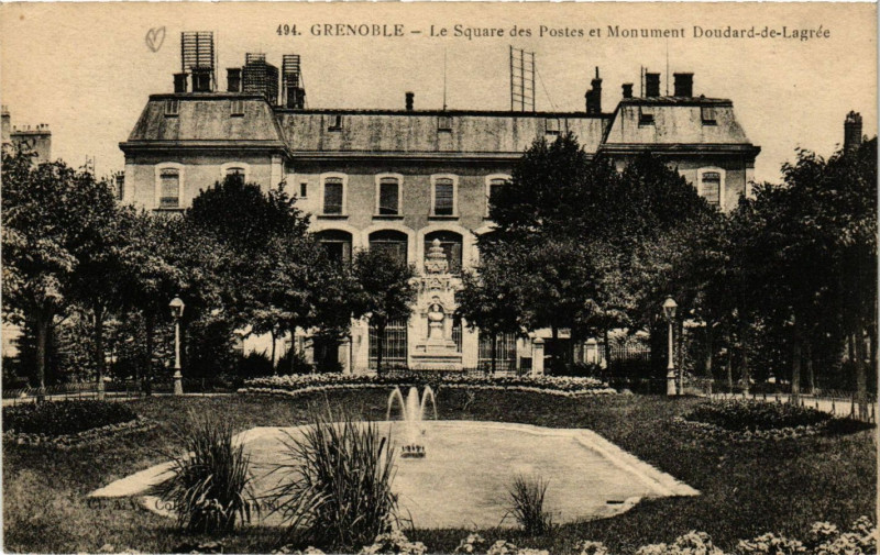 Carte postale ancienne Grenoble - Le Square des Postes et Mon. Doudard-de-Lagrée à Grenoble