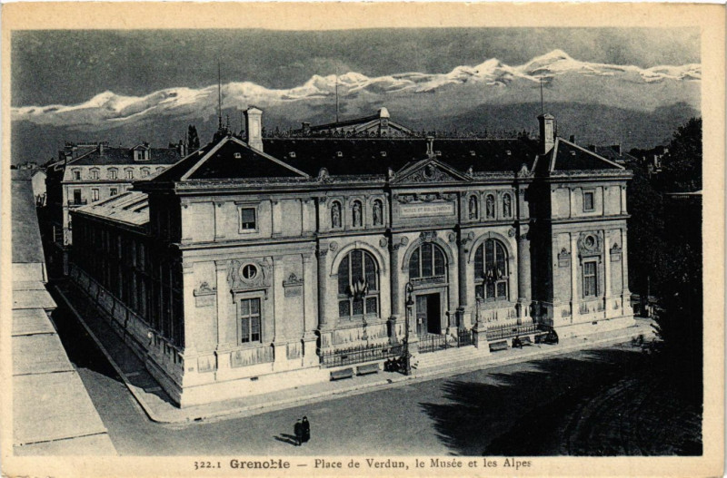 Carte postale ancienne Grenoble - Place de Verdun le Musée et les Alpes à Grenoble