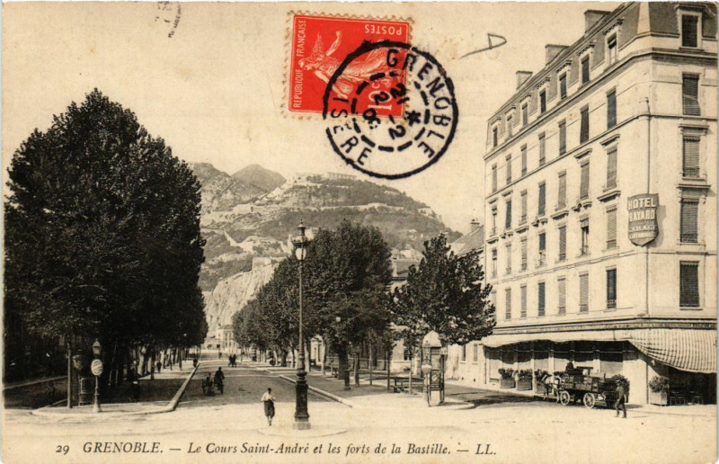 Carte postale ancienne Grenoble - Le Cours Saint-Andre et les forts de la Bastille à Grenoble
