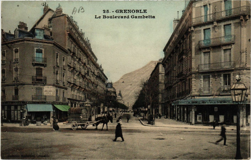 Carte postale ancienne Grenoble - Le Boulevard Gambetta à Grenoble