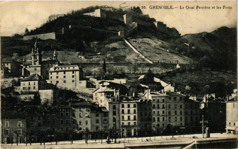 Carte postale ancienne Grenoble - Le Quai Perriere et les Forts à Grenoble