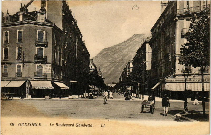 Carte postale ancienne Grenoble - Le Boulevard Gambetta à Grenoble