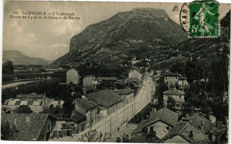 Carte postale ancienne Grenoble - L'Esplanade - Route de Lyon et le Casque de Neron à Grenoble