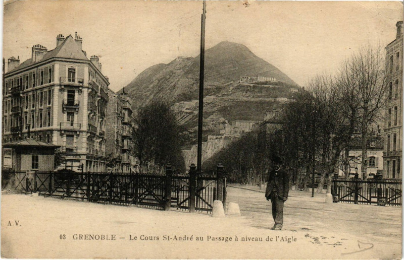 Carte postale ancienne Grenoble - Le Cours Saint-Andre au Passage a niveau de l'Aigle à Grenoble