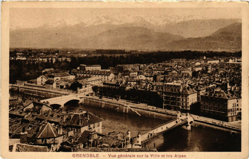 Carte postale ancienne Grenoble - Vue générale sur la Ville et les Alpes à Grenoble