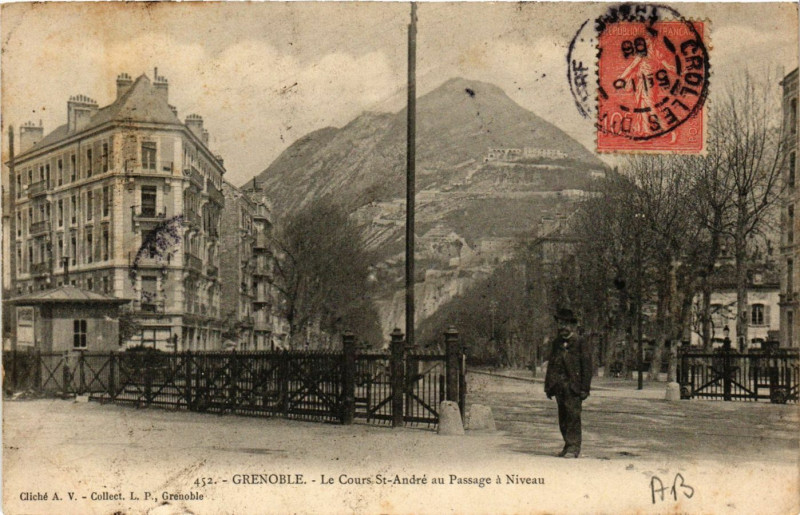 Carte postale ancienne Grenoble - Le Cours Saint-Andre au Passage a Niveau à Grenoble