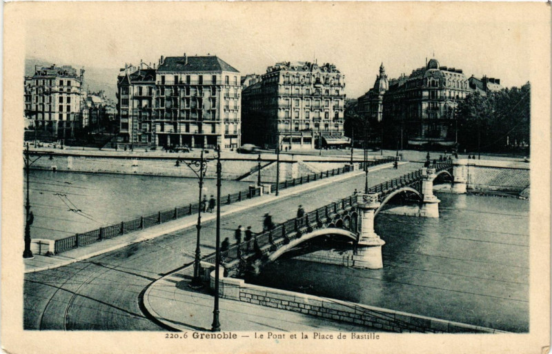 Carte postale ancienne Grenoble - Le Pont et la Place de Bastille à Grenoble