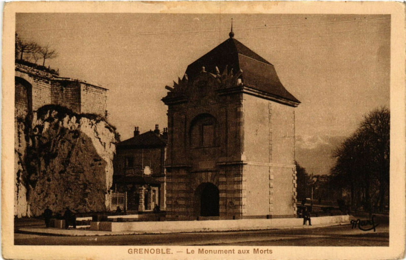 Carte postale ancienne Grenoble - Le Mon. aux Morts à Grenoble