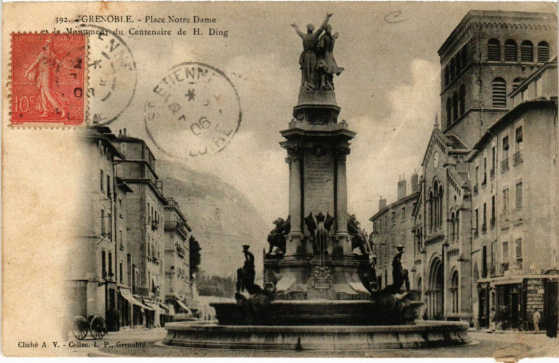 Carte postale ancienne Grenoble - Place N.-D. et le Mon. du Centenaire de H.Ding à Grenoble