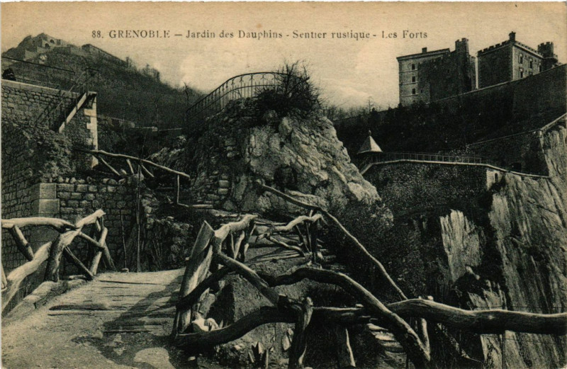 Carte postale ancienne Grenoble - Jardin des Dauphins - Sentier rustique - Les Forts à Grenoble