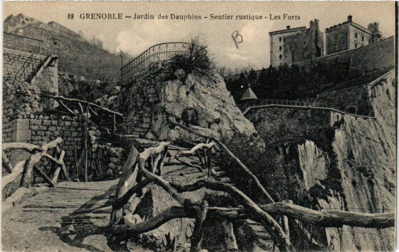 Carte postale ancienne Grenoble - Jardin des Dauphins - Sentier rustique - Les Forts à Grenoble