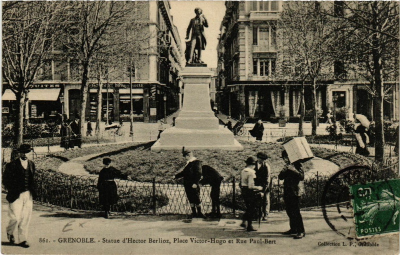 Carte postale ancienne Grenoble - Statue d'Hector Berlioz Place Victor Huho et Rue. à Grenoble