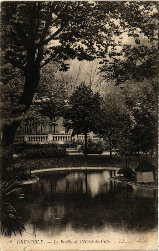 Carte postale ancienne Grenoble - Le Jardin de l'Hotel-de-Ville à Grenoble