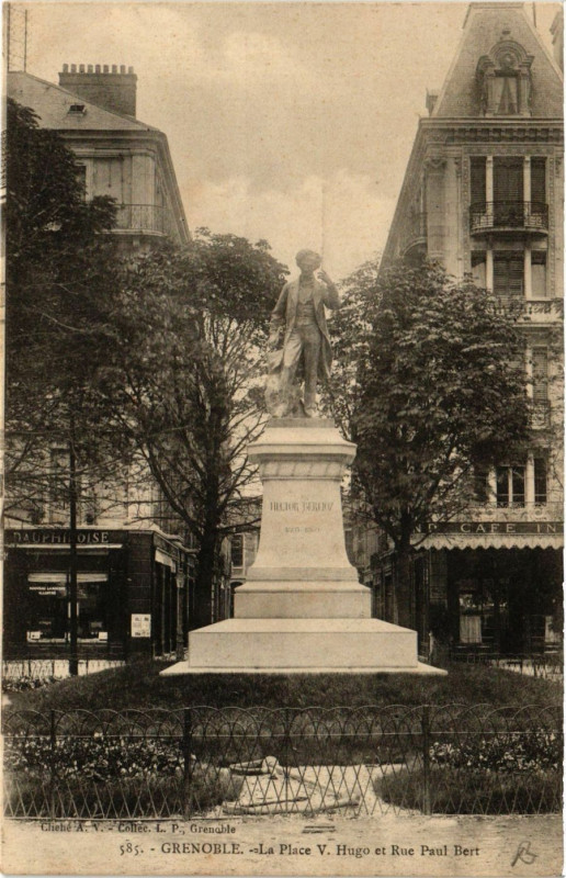 Carte postale ancienne Grenoble - La Place V. Hugo et Rue Paul Bert à Grenoble