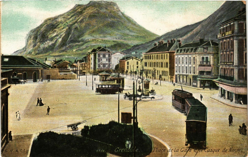 Carte postale ancienne Grenoble - La Place de la Gare et le Casque de Neron à Grenoble