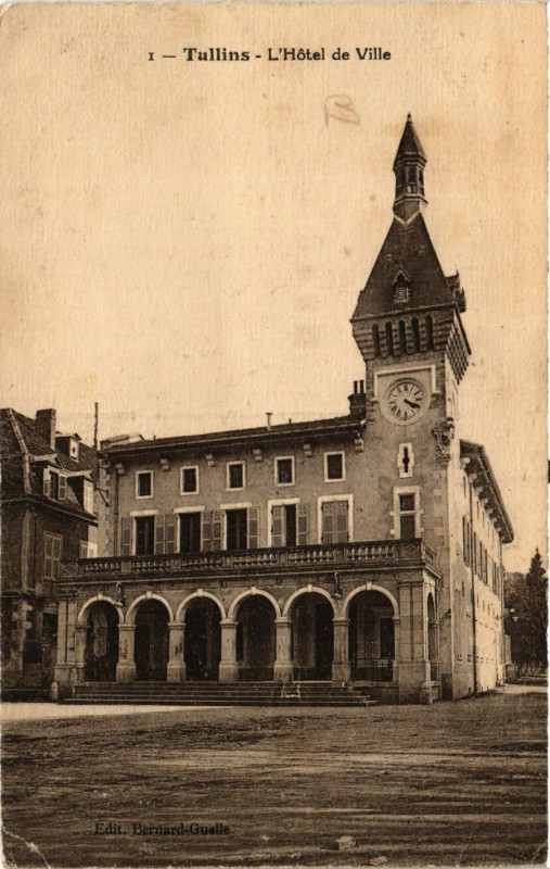 Carte postale ancienne Tullins - L'Hotel de Ville à Tullins