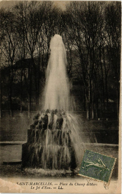 Carte postale ancienne Saint-Marcellin - Place du Champ de Mars - Le Jet d'Eau à Saint-Marcellin