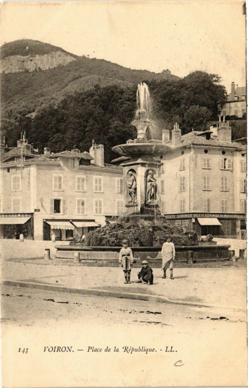 Carte postale ancienne Voiron - Place de la Republique à Voiron