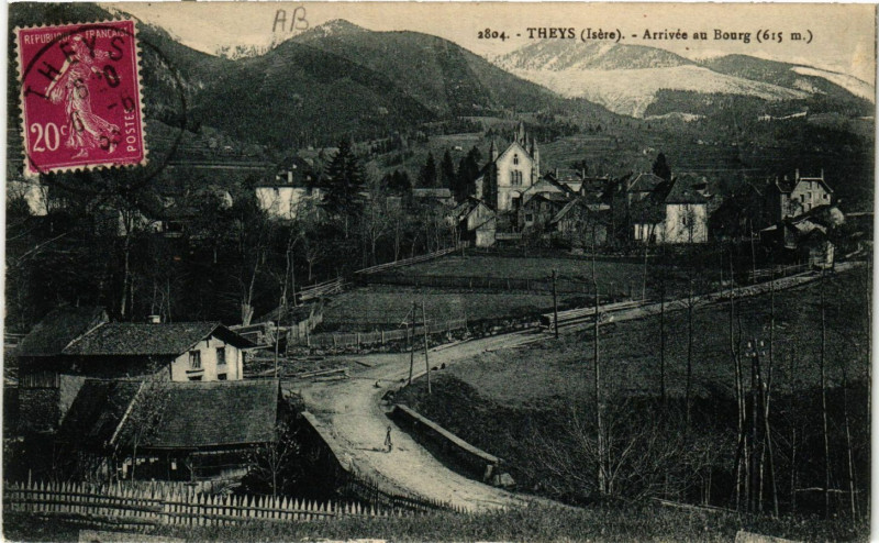 Carte postale ancienne Theys - Arrivée au Bourg à Theys