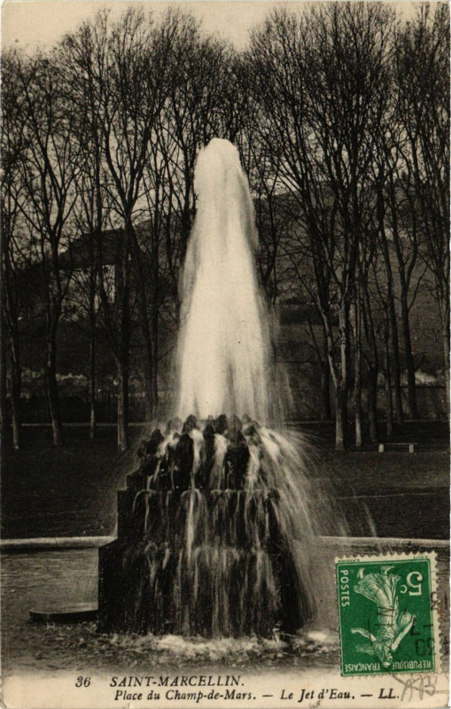 Carte postale ancienne Saint-Marcellin - Place du Champ-e-Mars - Le Jet d'Eau à Saint-Marcellin