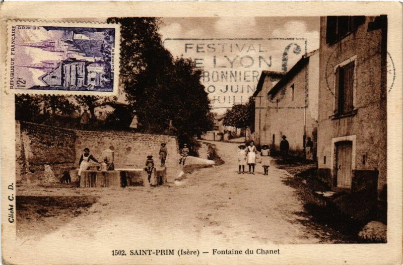 Carte postale ancienne Saint-Prim - Fontaine du Chanet à Saint-Prim