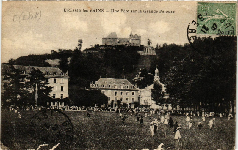 Carte postale ancienne Uriage-les-Bains - Une Fete sur la Grande Pelouse